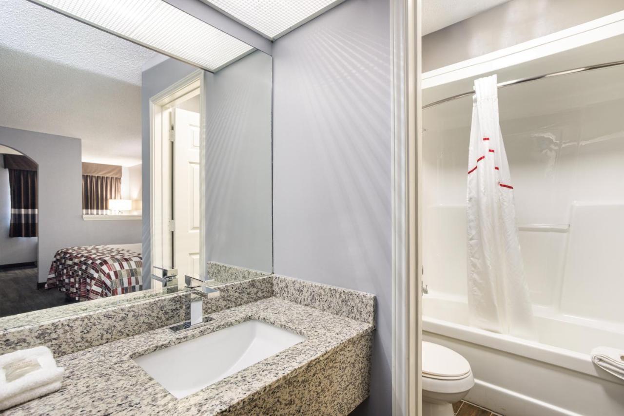 Red Roof Inn & Suites Athens, Al Екстериор снимка