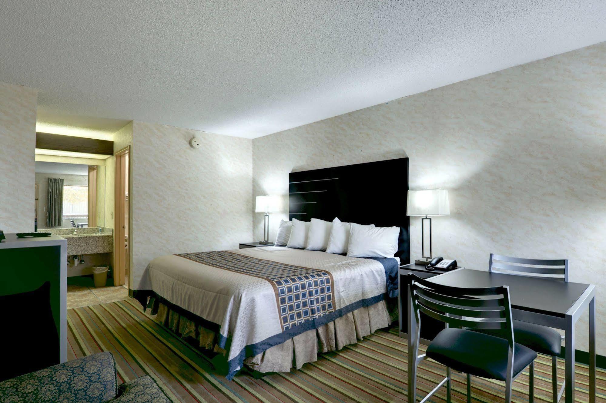 Red Roof Inn & Suites Athens, Al Екстериор снимка