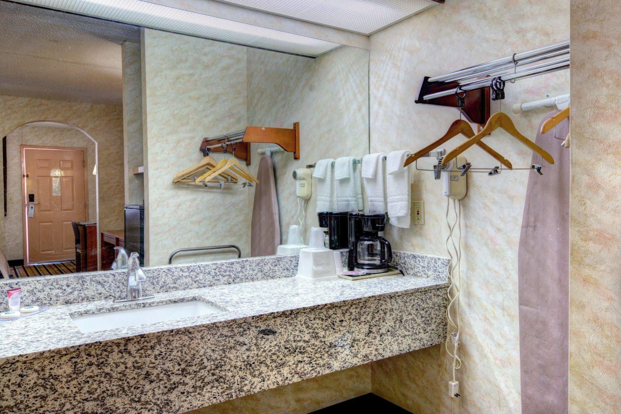 Red Roof Inn & Suites Athens, Al Екстериор снимка