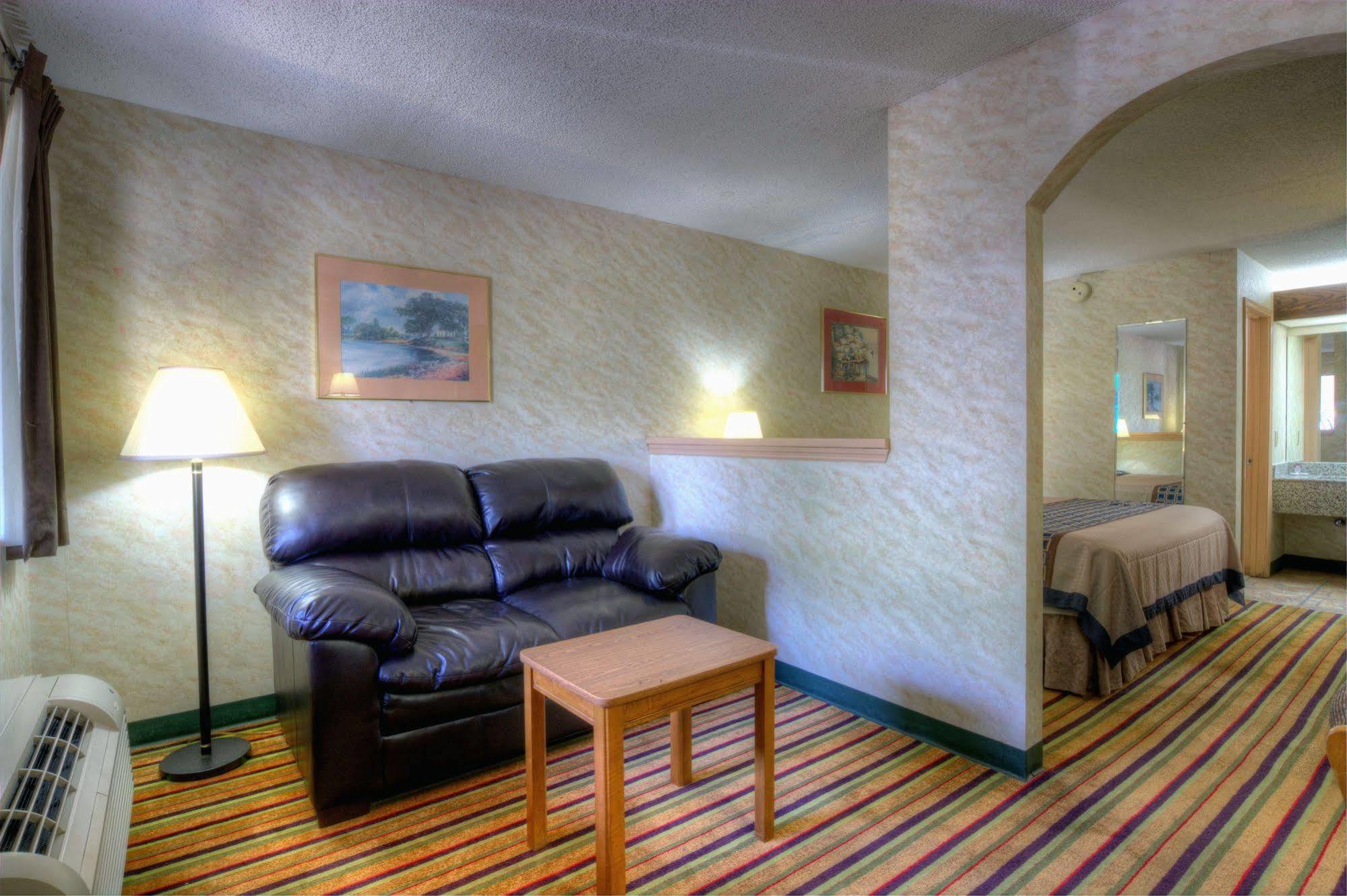 Red Roof Inn & Suites Athens, Al Екстериор снимка